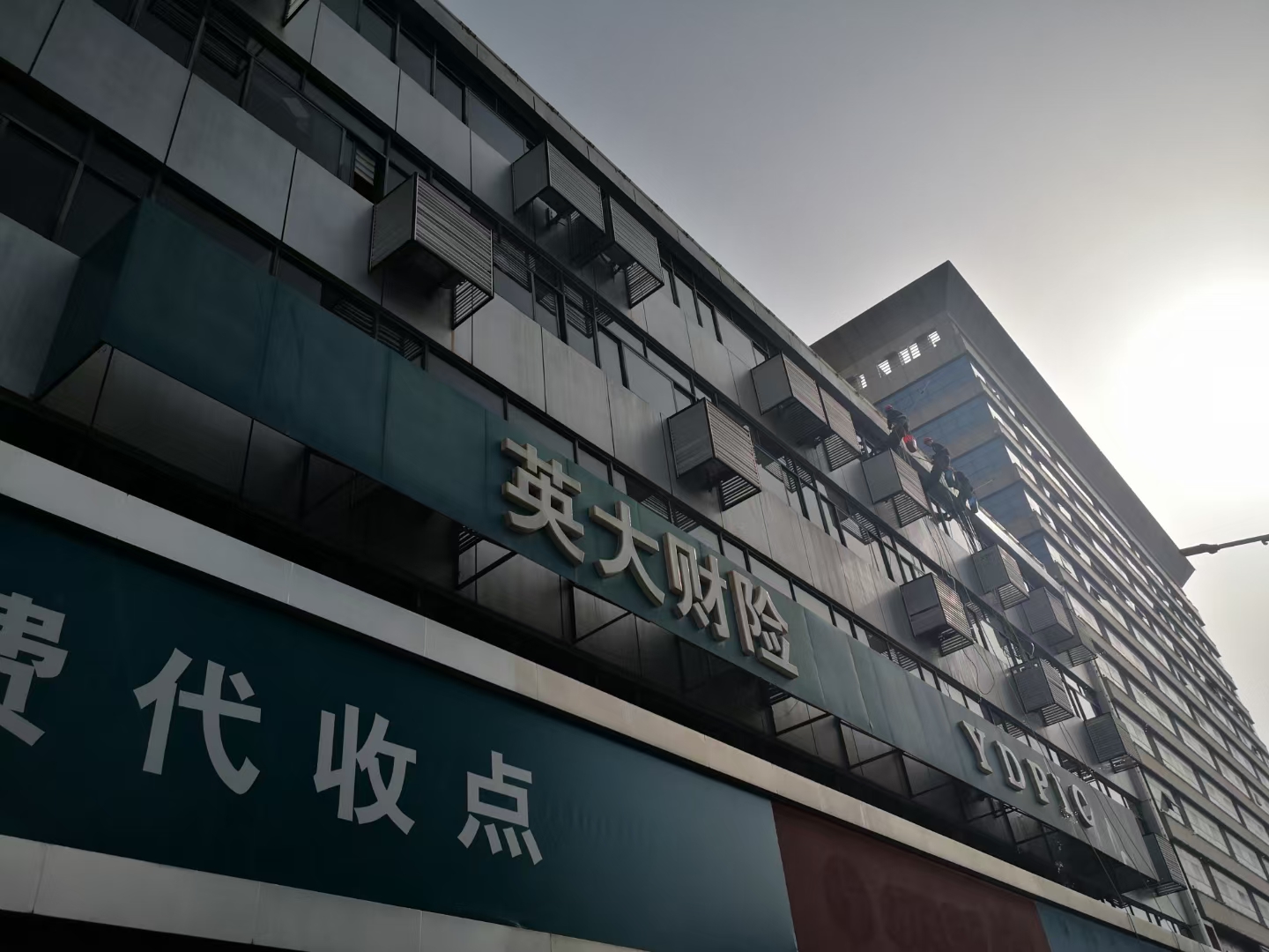 塑铝板墙面清洗